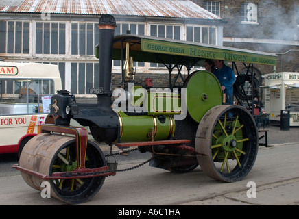 Dampf-Traktion Straßenwalze von Invicta gebaut mit Firmennamen von Henry Thorn, George Green, Nr Slough Schilder geschrieben am Baldachin co Stockfoto