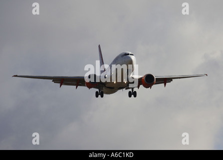 Airbus A319 der Budget Airline EasyJet auf Finale landen am Flughafen Luton in Bedfordshire, England Stockfoto