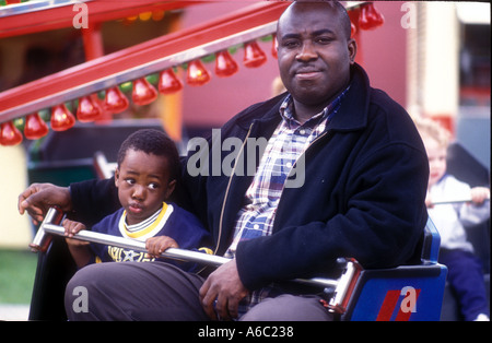 Vater und Sohn auf Kirmes zu fahren. Stockfoto