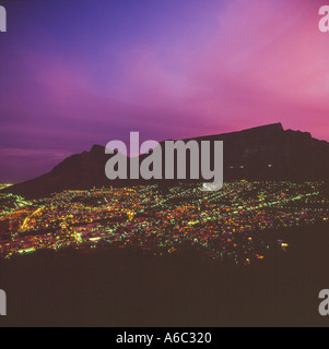 Blick über die Stadt Kapstadt nach Einbruch der Dunkelheit und den Tafelberg von Südafrika Nacht beleuchtet Stockfoto