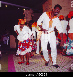 Mann in weiß und orange Kostüm tanzen mit Frau während kulturelle Folklore-Show statt in Willemstad Curacao Karibik Stockfoto