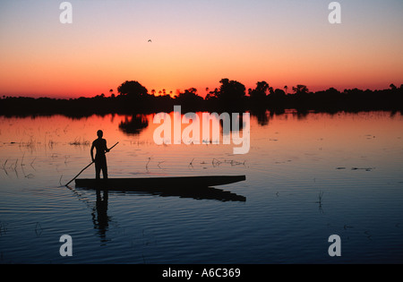 Botswana Menschen Bayei Mokoro Poler bei Sonnenuntergang in den Okovango Delta Okovango Botswana Stockfoto