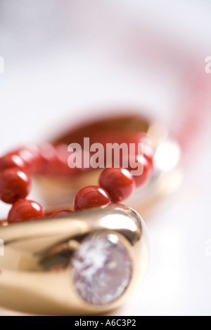 Juwelen: KORALLENKETTE und DIAMANTRING GOLD Stockfoto