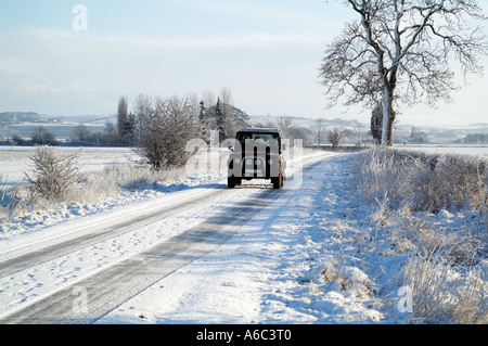 Land Rover auf einer Schnee bedeckten Landstraße Stockfoto