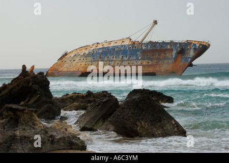 Schiffswrack der Luxusliner SS American Star hat es überfordert und gebrochen in zwei Rumpf. Spanien Kanarische Inseln Islas Canarias Fuerteventura Playa de Garcey Stockfoto