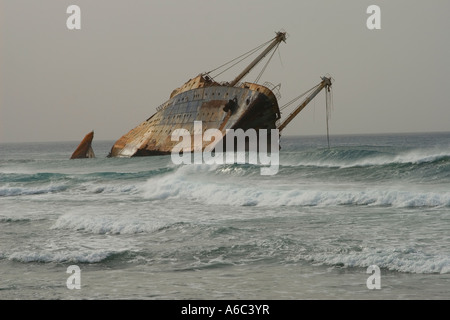 Schiffswrack der Luxusliner SS American Star hat es überfordert und gebrochen in zwei Rumpf. Spanien Kanarische Inseln Islas Canarias Fuerteventura Playa de Garcey Stockfoto