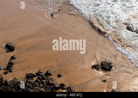 Das Meer Ebbe und Flut über roten Sand Strand von Spanien Kanaren auf Volcanis Fuerteventura in der Nähe von El Cotillo Stockfoto