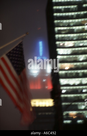 2760-New York-Empire State Building im Nebel bei Nacht Stockfoto