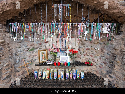 Rosenkränze Kerzen und religiöses Artefakt links von den Gläubigen im El Santuario de Chimayo Stockfoto