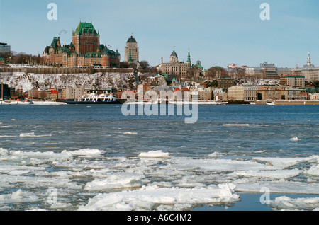 Ein Blick auf die historische Stadt von Quebec aus der eisbedeckten Fluss St. Lawrence, von der Fähre zu Levis gesehen Stockfoto