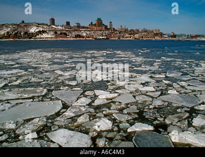 Ein Blick auf die historische Stadt von Quebec aus dem Eis bedeckt River St Lawrence, gesehen von der Fähre, Levis Stockfoto