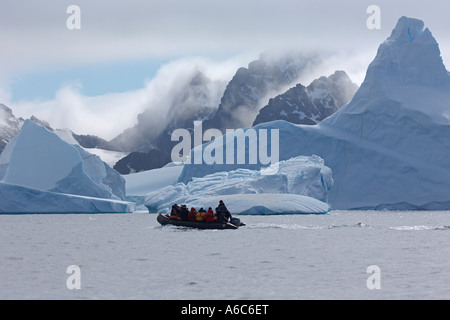 Antarktische Touristen Zodiac Ausflug zwischen Eisbergen Laurie Island South Orkney Inseln Antarktis Januar 2007 Stockfoto