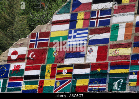Internationale Fahnen auf Betonmauer gemalt Stockfoto