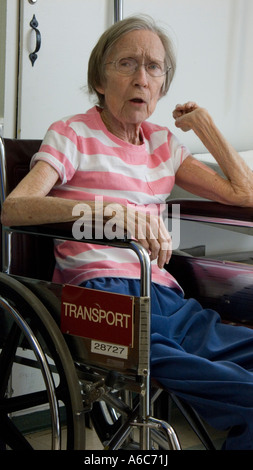gereizte 80 Jahre alte Frau ruht nach Whirlpool Wunde Behandlung in ein Krankenhaus-Reha-Zentrum Stockfoto