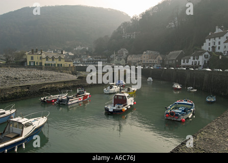 Ein nebeliger Lynmouth Harbour in Devon Stockfoto