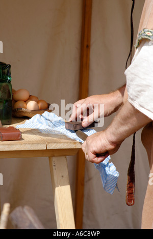 handwerkliche Hände Schärfen eines Messers mit einem block Stockfoto
