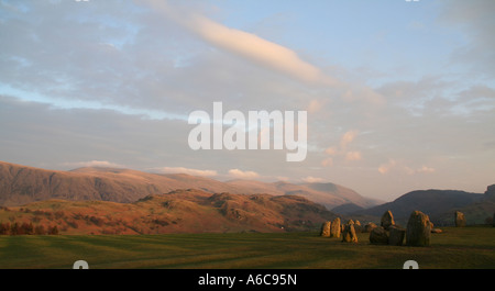 Castlerigg Stone Circle, Cumbria, Seenplatte, bei Sonnenuntergang, mit Blick auf St. John im Tal Stockfoto