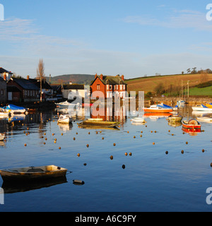 Boote im Hafen von Cockwood zwischen Dawlish Warren und Starcross bei Sonnenaufgang an einem Beautifuly frischen sonnigen Februar-Morgen Stockfoto