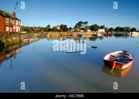 Boote im Hafen von Cockwood zwischen Dawlish Warren und Starcross bei Sonnenaufgang an einem Beautifuly frischen sonnigen Februar-Morgen Stockfoto