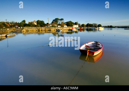 Boote im Hafen von Cockwood zwischen Dawlish Warren und Starcross bei Sonnenaufgang an einem Beautifuly frischen sonnigen Februar-Morgen Stockfoto