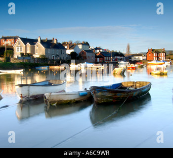 Boote im Hafen von Cockwood zwischen Dawlish Warren und Starcross bei Sonnenaufgang an einem Beautifuly frischen sonnigen Februar-Morgen Stockfoto