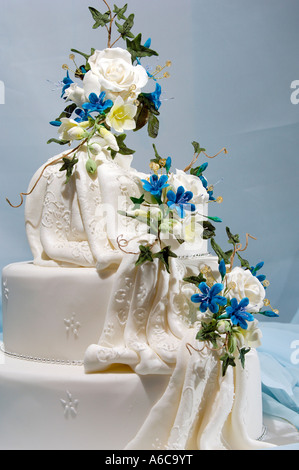 Schön in Handarbeit gemachten Hand verziert dreistufige gestapelt Hochzeitstorte in einem Studio mit Flash-Design von Pam Hannon Stockfoto