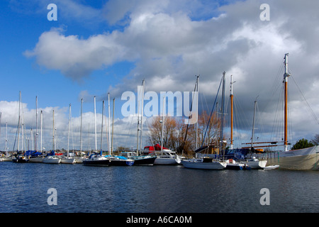 Boote sicher vertäut am Turf Lock auf Exeter Ship Canal an einem sonnigen Tag mit blauem Himmel und ruhigem Wasser Stockfoto