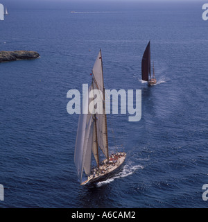 MARIETTE 1915 Nr. 1 führt CAPRICA Nr. 79 in der Conde de Barcelona Classic Boote Regatta in der Bucht von Palma De Mallorca Stockfoto