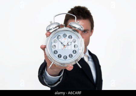 Geschäftsmann, einen Wecker für Frist Zeit gedrückt halten Stockfoto