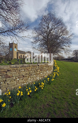 St Peter Kirche, Addingham, Yorkshire. Eine traditionelle englische Kirche im Frühling. Stockfoto