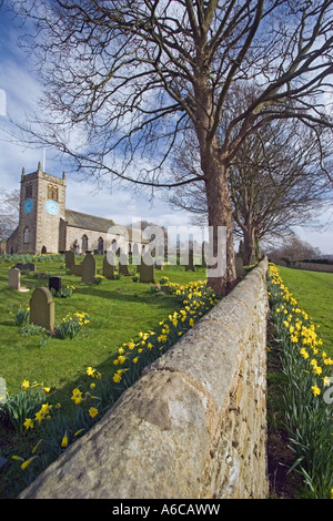 St. Peter, Addingham, Yorkshire. Eine traditionelle englische Kirche im Frühling. Stockfoto