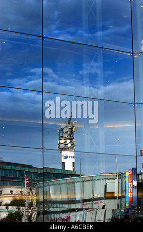 Der BT Tower spiegelt sich in der International Convention Center ICC Birmingham Stockfoto