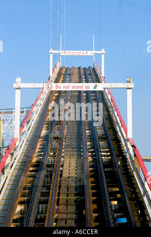 Alte hölzerne Pitch - pine Achterbahn Rolltreppe oder Zyklon, rfefklected in Glas bei Blackpool Pleasure Beach, Lancashire, Großbritannien Stockfoto