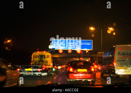 M-25 Autobahn in einer regnerischen Nacht, Stau, London Orbital, England Stockfoto