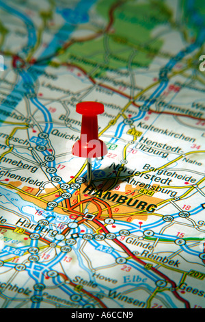 Karte-Pin zeigt nach Hamburg auf einer Straßenkarte Stockfoto