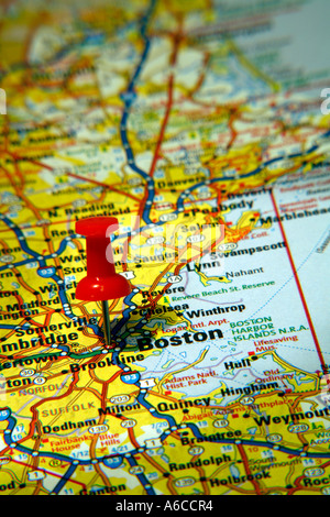Karte-Pin zeigt in Boston, Massachusetts, USA, auf einer Straßenkarte Stockfoto