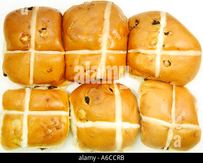 Ein halbes Dutzend Hot Cross Brötchen auf weißem Hintergrund Stockfoto