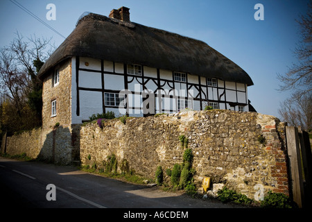 Strohdach Steinhaus in Amberley Dorf West Sussex Stockfoto