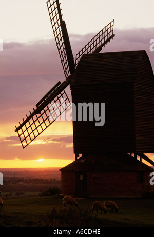 Windmühle bei Sonnenuntergang am Brill Hill Buckinghamshire traditionelle Industriegebäude oder Mühle zum Mahlen von Mehl Stockfoto