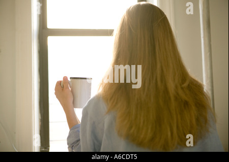 Eine blonde Kaukasische Frau hat das Frühstück in ihrer Küche an einem sonnigen Morgen Februar 2006 Stockfoto