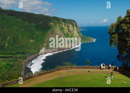 Besucher im Waipio Valley Lookout Hamakua Küste Insel von Hawaii Stockfoto
