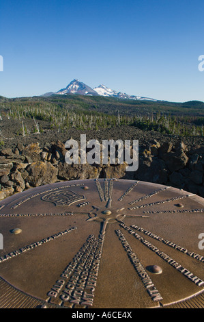 Direktionale Plaque und Schwestern Berggipfel an Dee Wright Observatorium McKenzie Pass Cascade Mountains Oregon Stockfoto