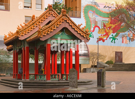 Chinesischer Pavillon und Wandbild am Hing Hay Park im International District von Seattle Washington Stockfoto