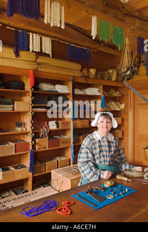 Freiwillige Fran McCarty im indischen Handel Shop im Fort Vancouver National Historic Site Vancouver Washington Stockfoto