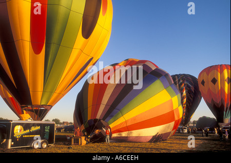 Heißluftballons in der Morgendämmerung abheben während der jährlichen großen Prosser Ballon Rallye Yakima Valley Washington. Stockfoto