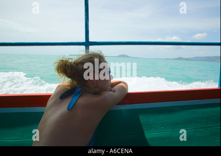 Frau, entspannend auf einem Boot im Golf von Thailand Stockfoto