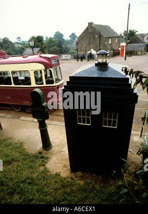 Derbyshire Crich nationalen Straßenbahnen Museum Polizei Box und K1 ersten nationalen Telefonzelle Stockfoto