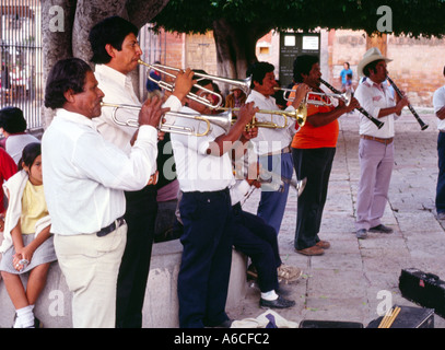 Brass Band spielt vor der Kirche in San Miguel de Allende, Mexiko Stockfoto