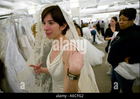 Bräute, hetzen, um beim Rabatt Ausverkauf im Filene s Keller Store in New York USA 3. März 2006 Brautkleider anprobieren Stockfoto