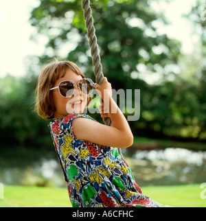 Kindheit Mädchen auf einer Schaukel Stockfoto